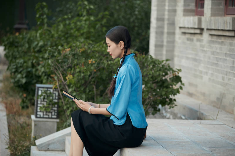 在古城身穿民国学生服饰的女大学生