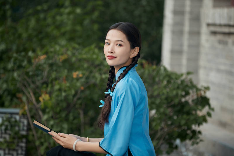 在古城身穿民国学生服饰的女大学生