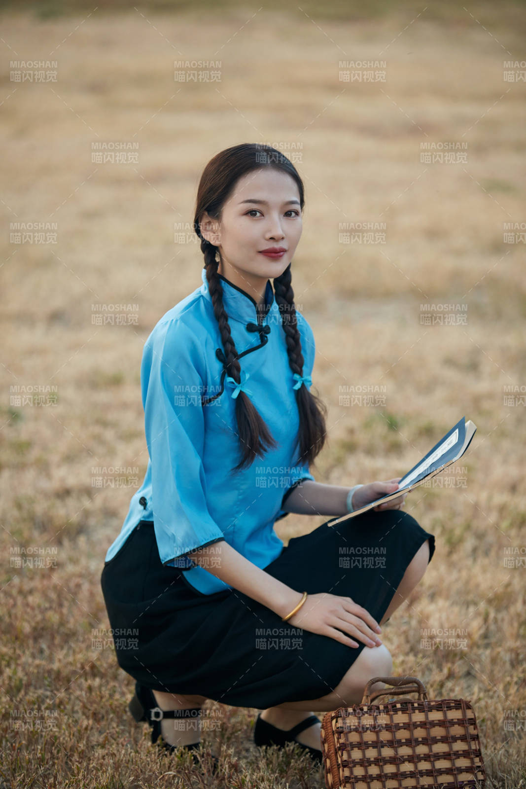 在古城身穿民国学生服饰的女大学生