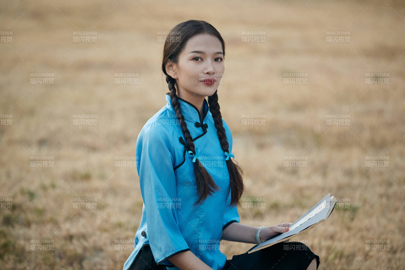 在古城身穿民国学生服饰的女大学生