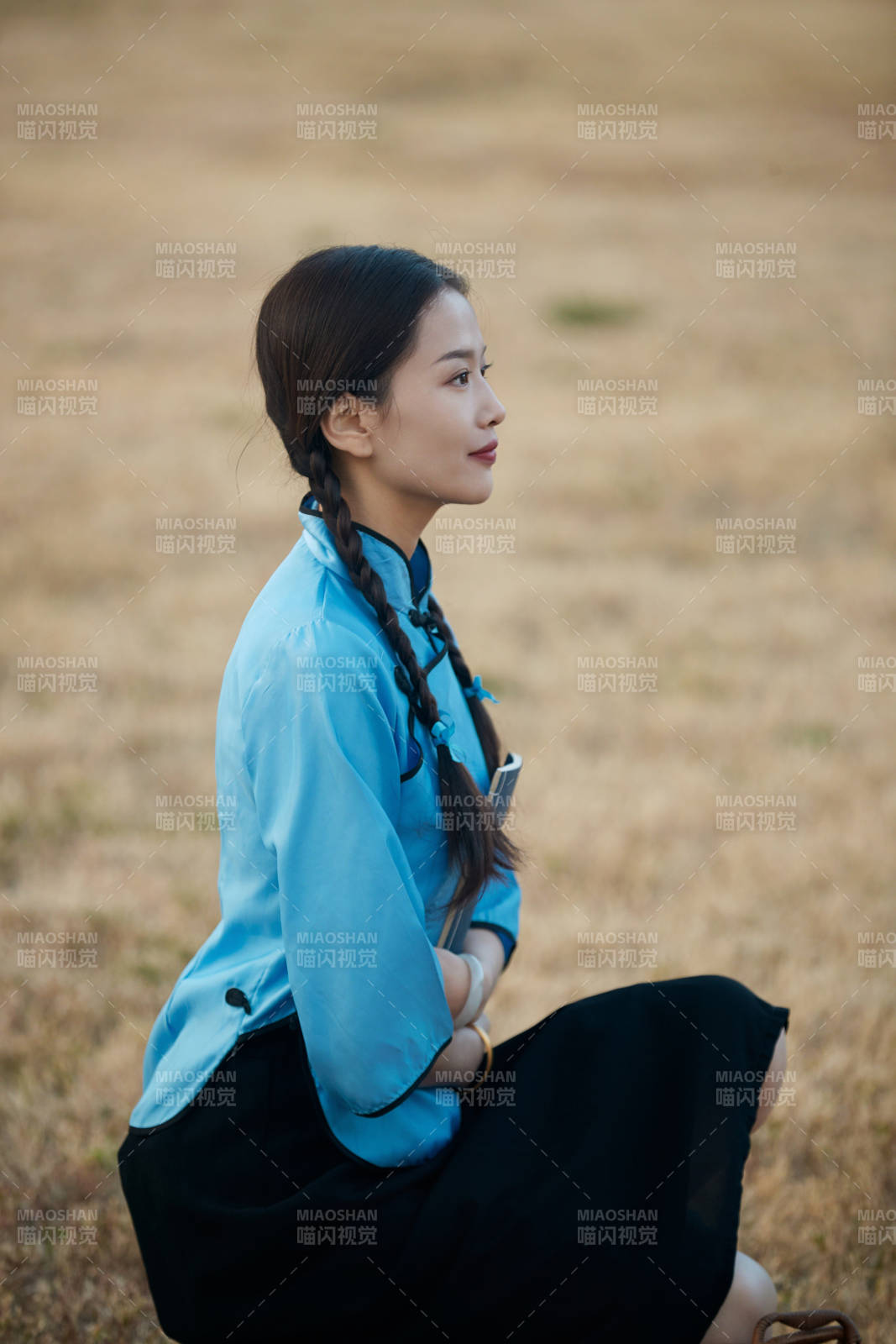在古城身穿民国学生服饰的女大学生