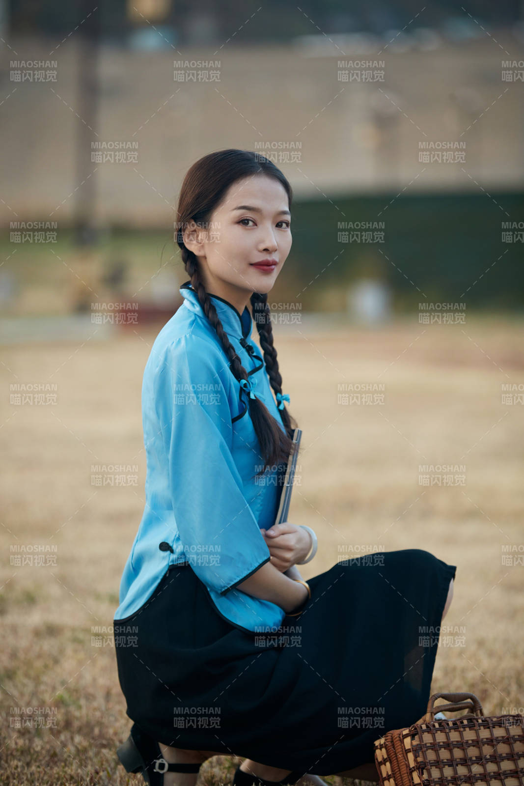 在古城身穿民國學(xué)生服飾的女大學(xué)生