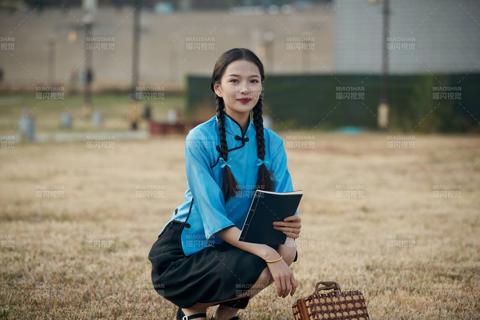 在古城身穿民国学生服饰的女大学生
