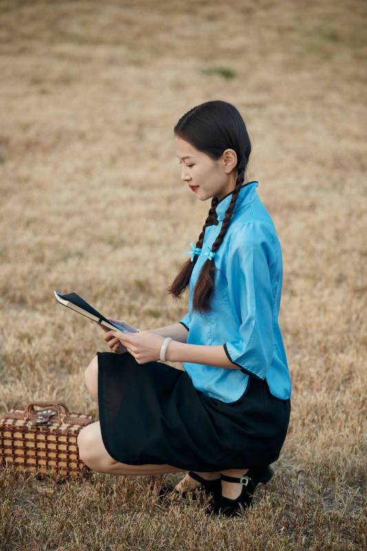 在古城身穿民国学生服饰的女大学生