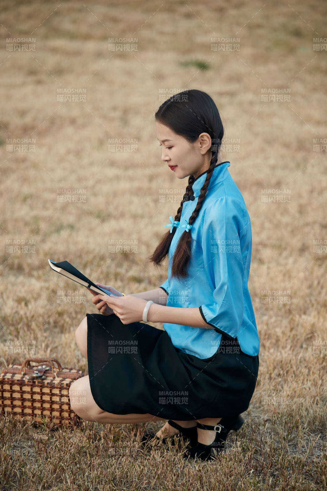 在古城身穿民国学生服饰的女大学生
