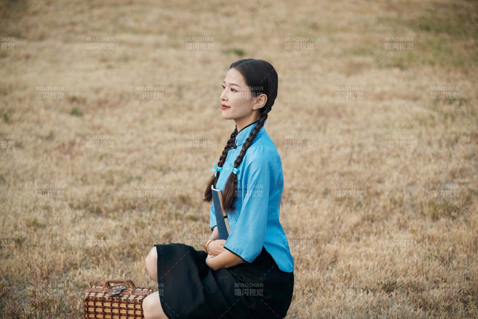 在古城身穿民國學生服飾的女大學生