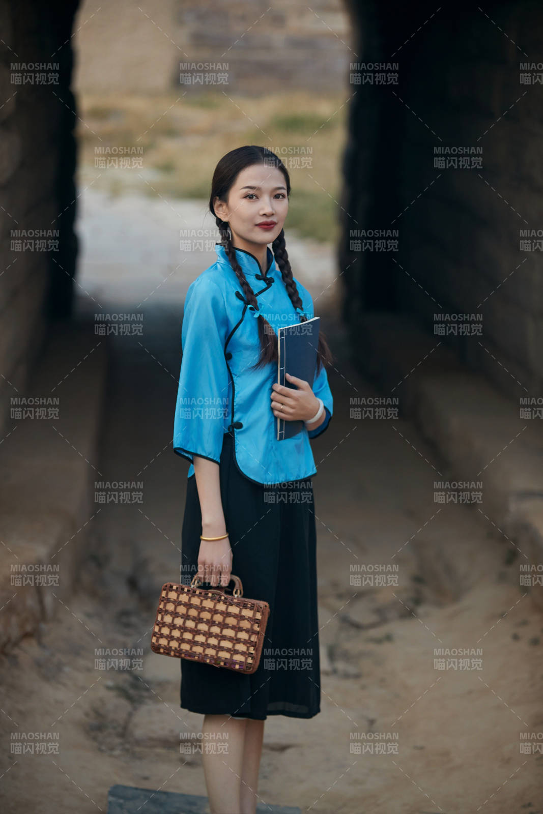 在古城身穿民國學生服飾的女大學生