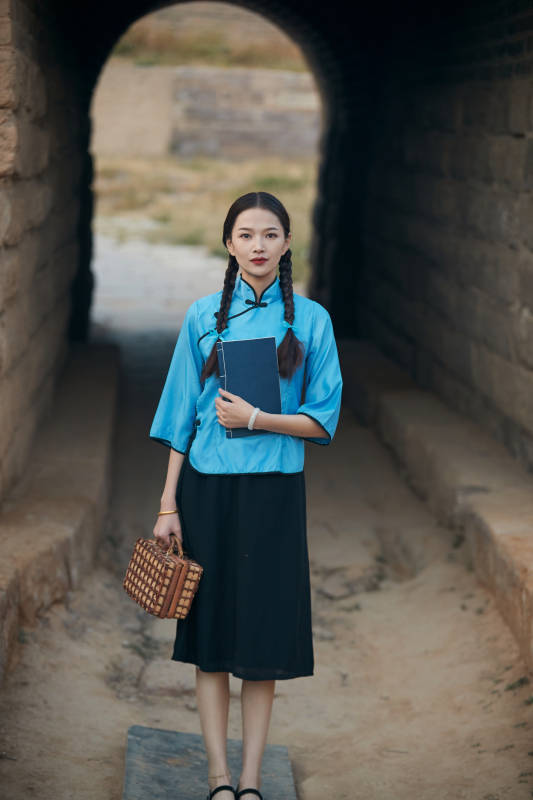 在古城身穿民国学生服饰的女大学生