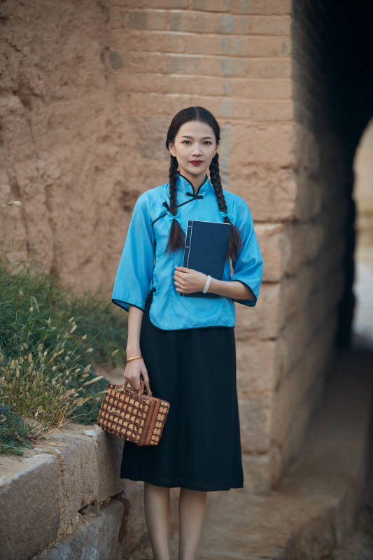 在古城身穿民国学生服饰的女大学生