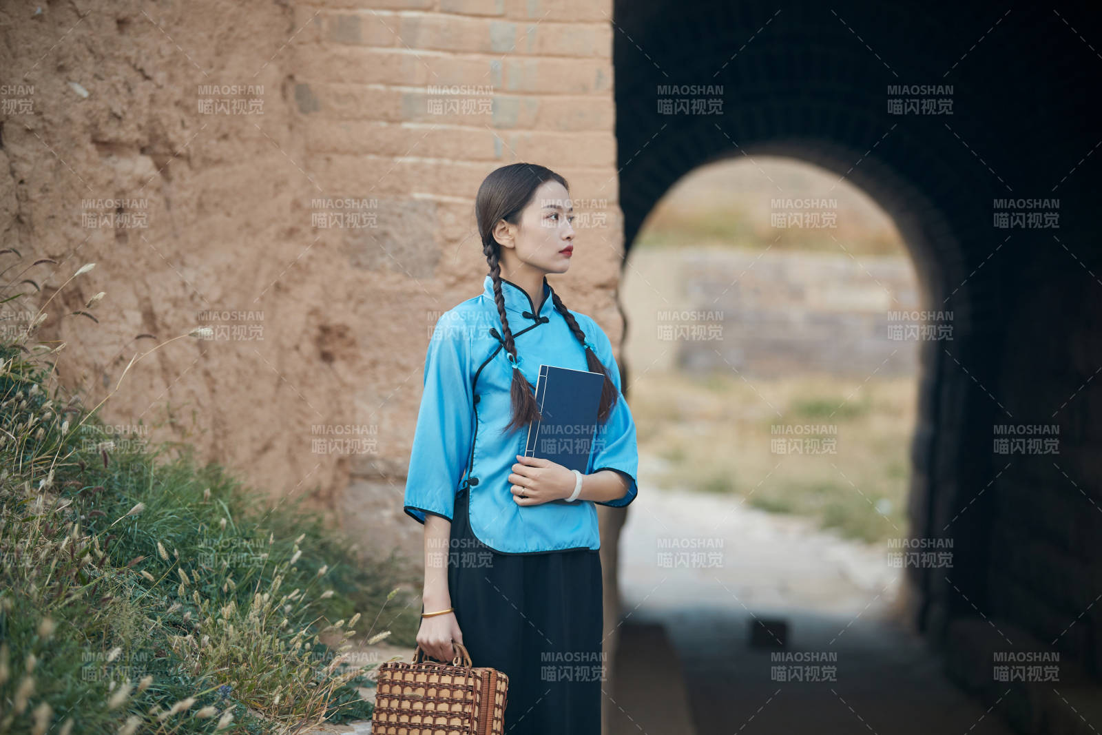 在古城身穿民国学生服饰的女大学生