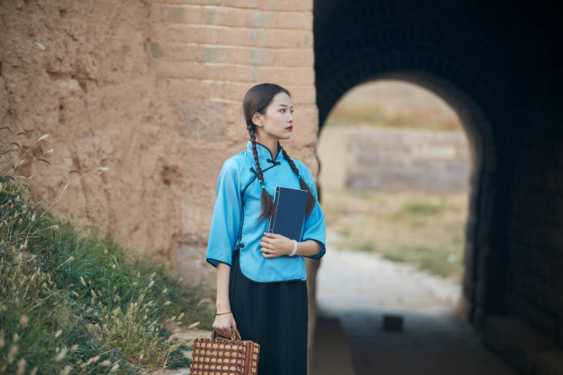 在古城身穿民国学生服饰的女大学生