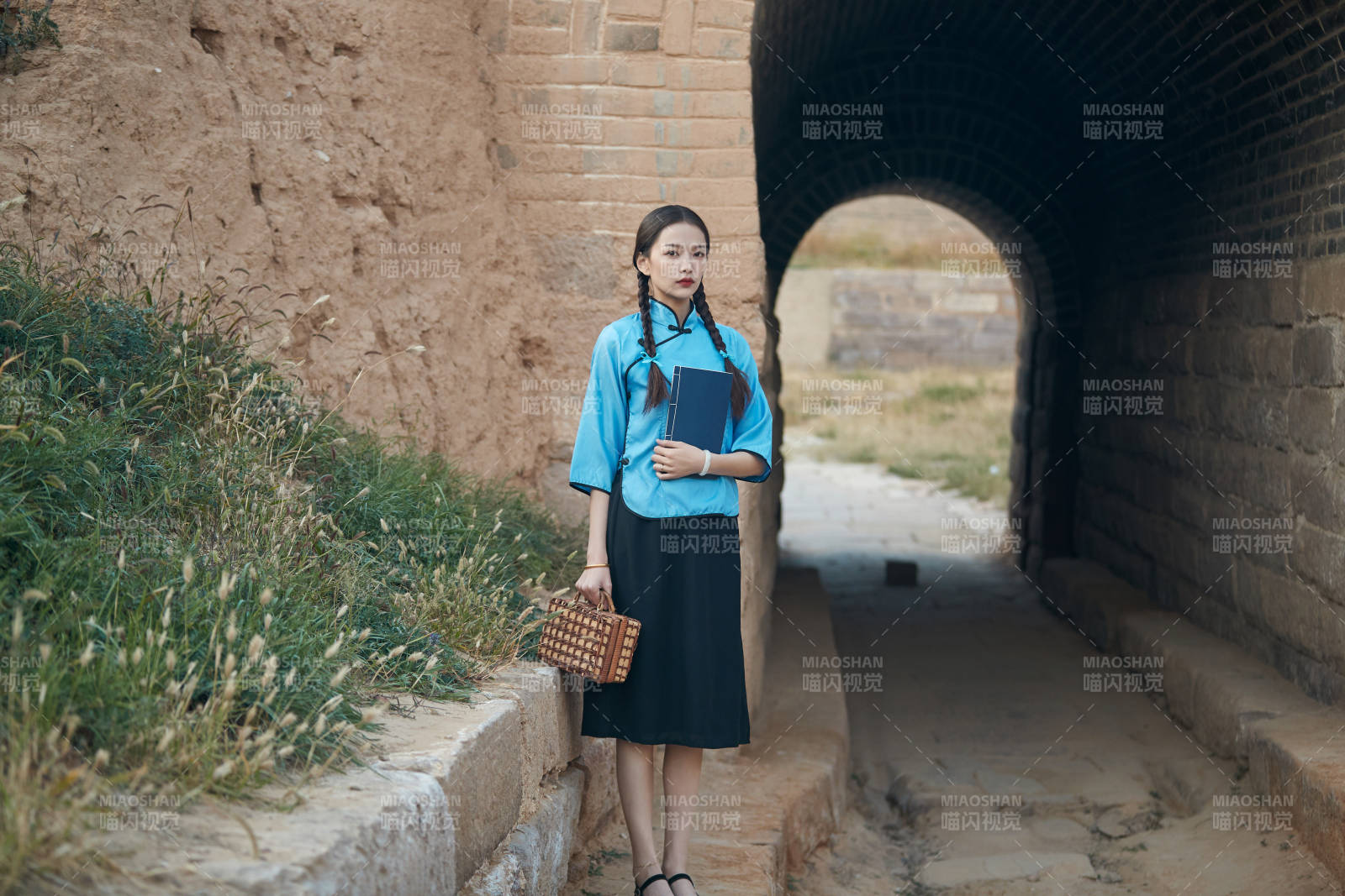 在古城身穿民国学生服饰的女大学生