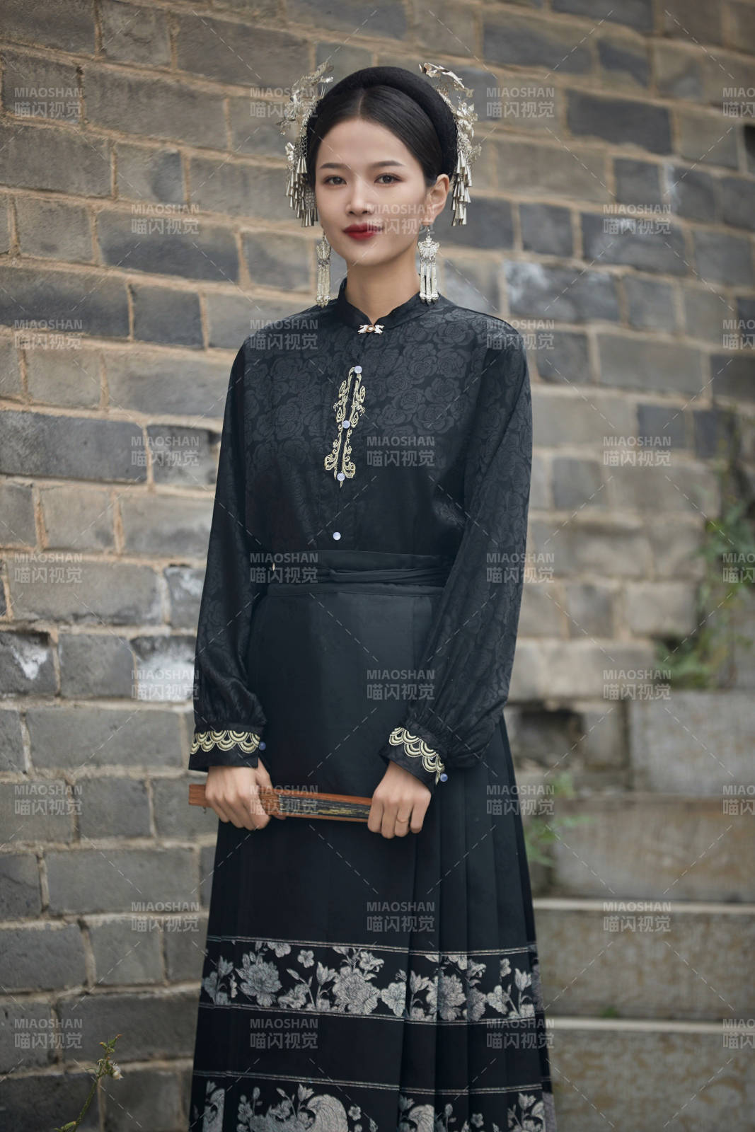 穿着中国汉族服饰马面裙的东方女性