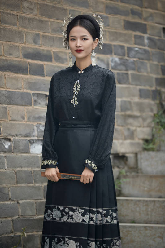 穿着中国汉族服饰马面裙的东方女性