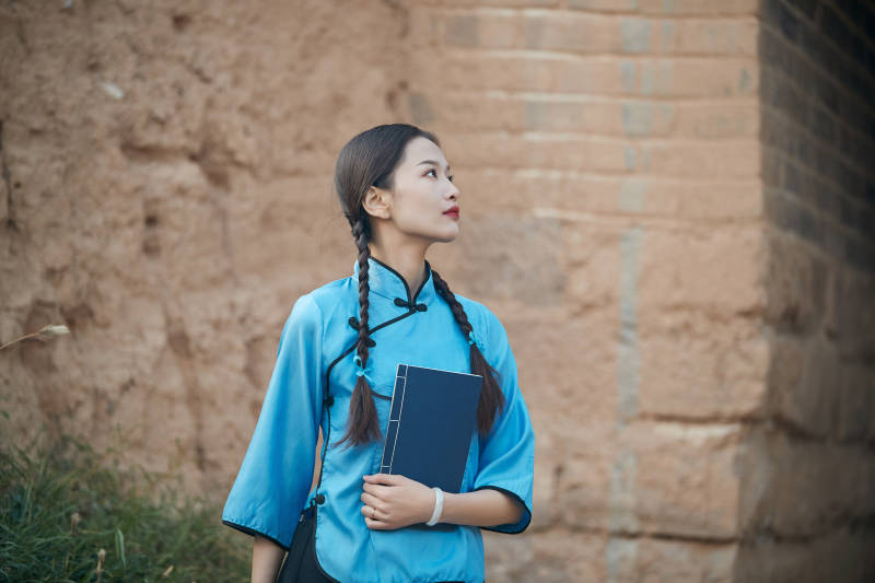 在古城身穿民国学生服饰的女大学生