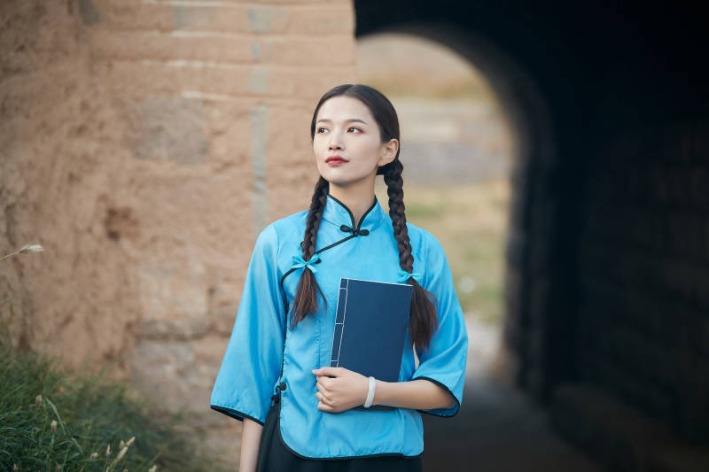 在古城身穿民国学生服饰的女大学生