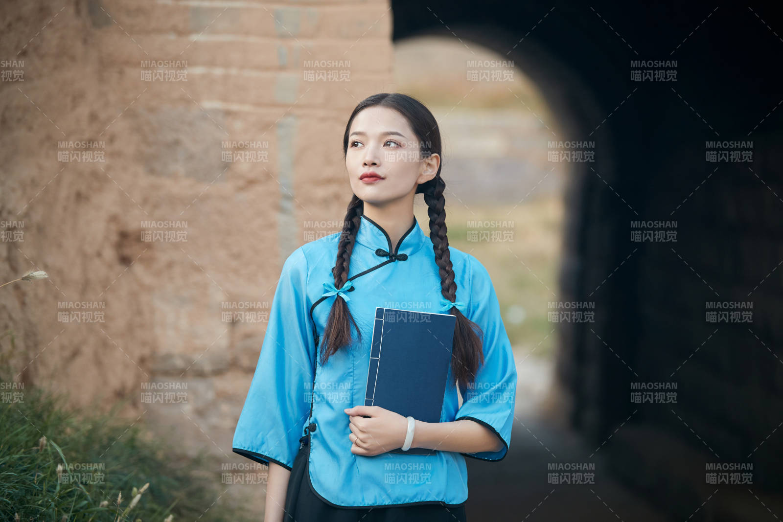 在古城身穿民国学生服饰的女大学生