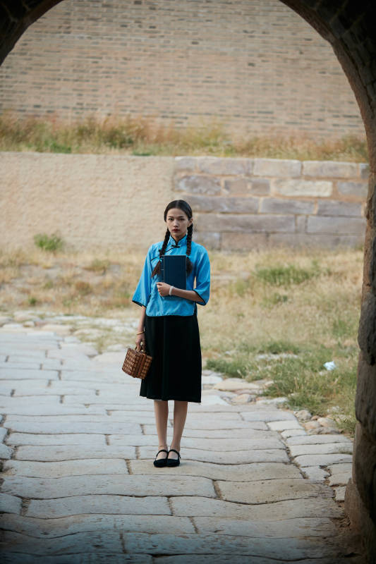 在古城身穿民国学生服饰的女大学生