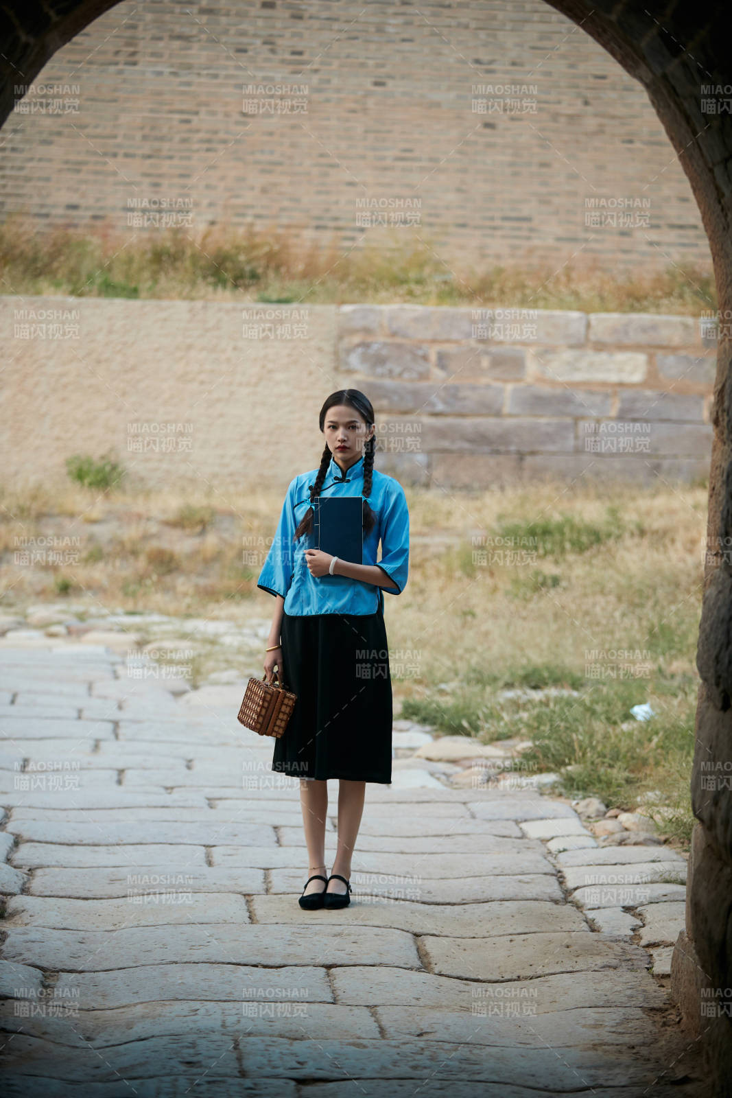 在古城身穿民国学生服饰的女大学生