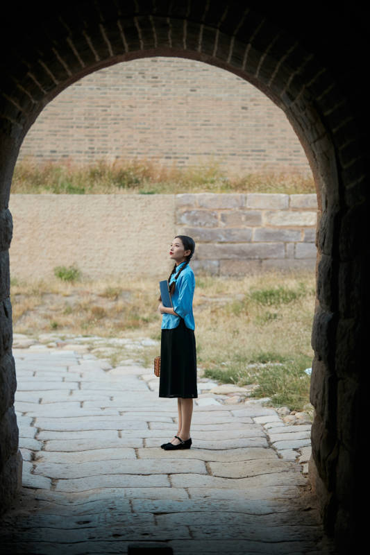 在古城身穿民国学生服饰的女大学生