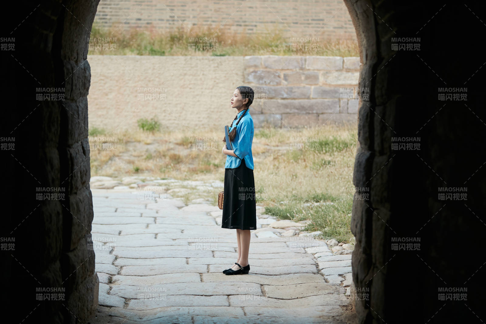 在古城身穿民國學(xué)生服飾的女大學(xué)生