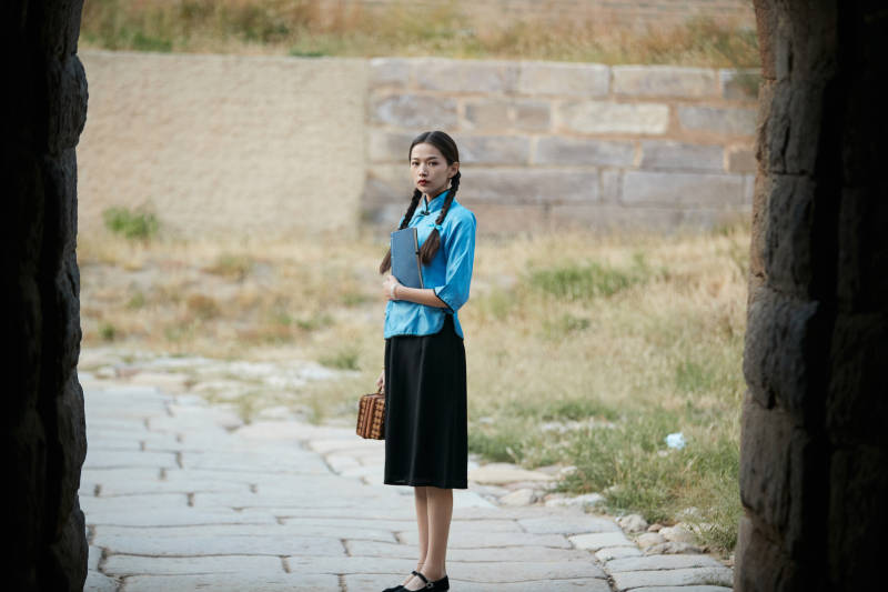 在古城身穿民国学生服饰的女大学生