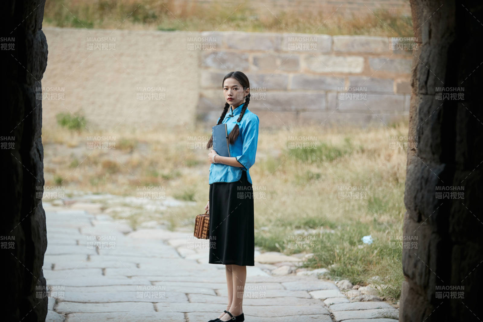 在古城身穿民国学生服饰的女大学生