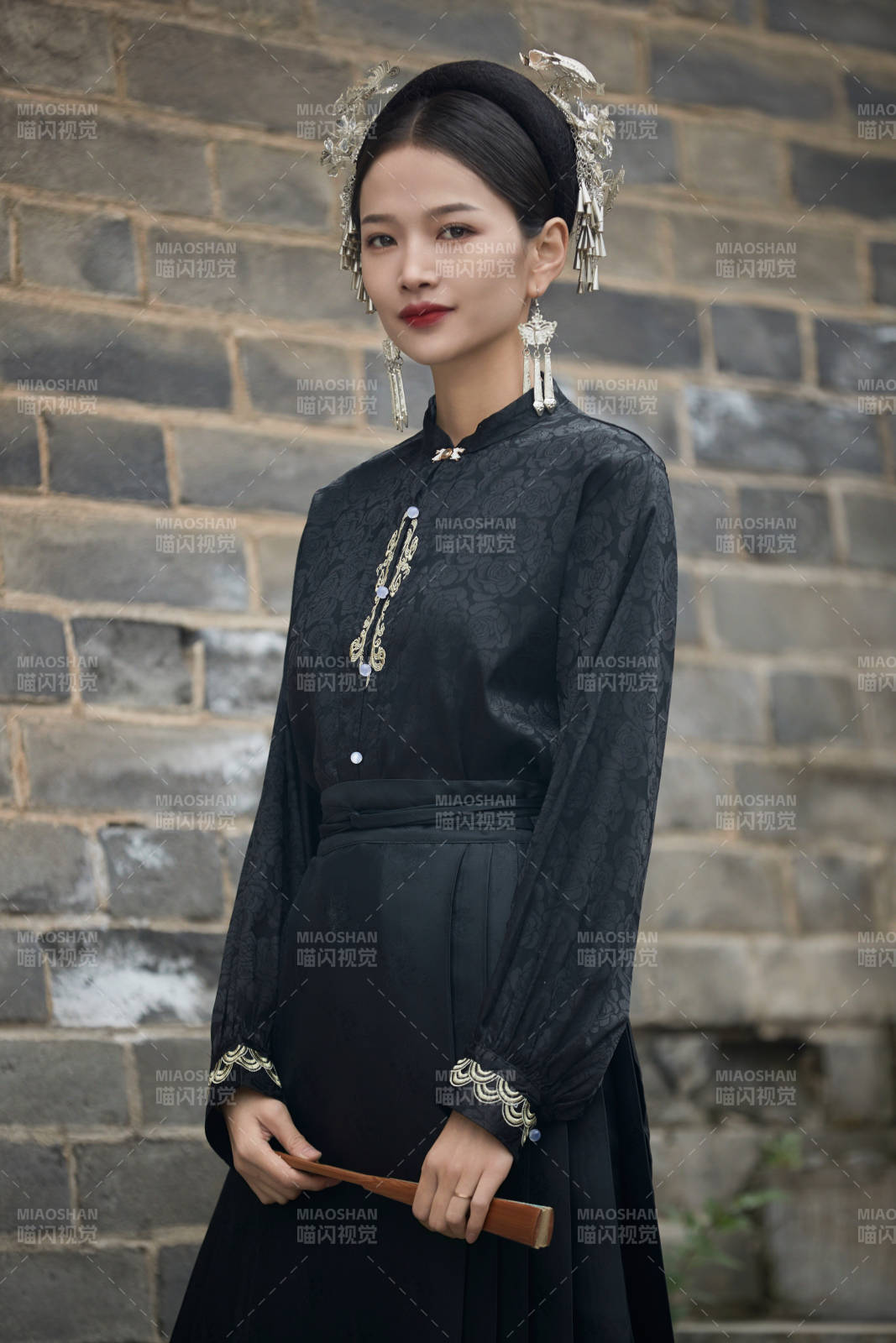 穿著中國漢族服飾馬面裙的東方女性