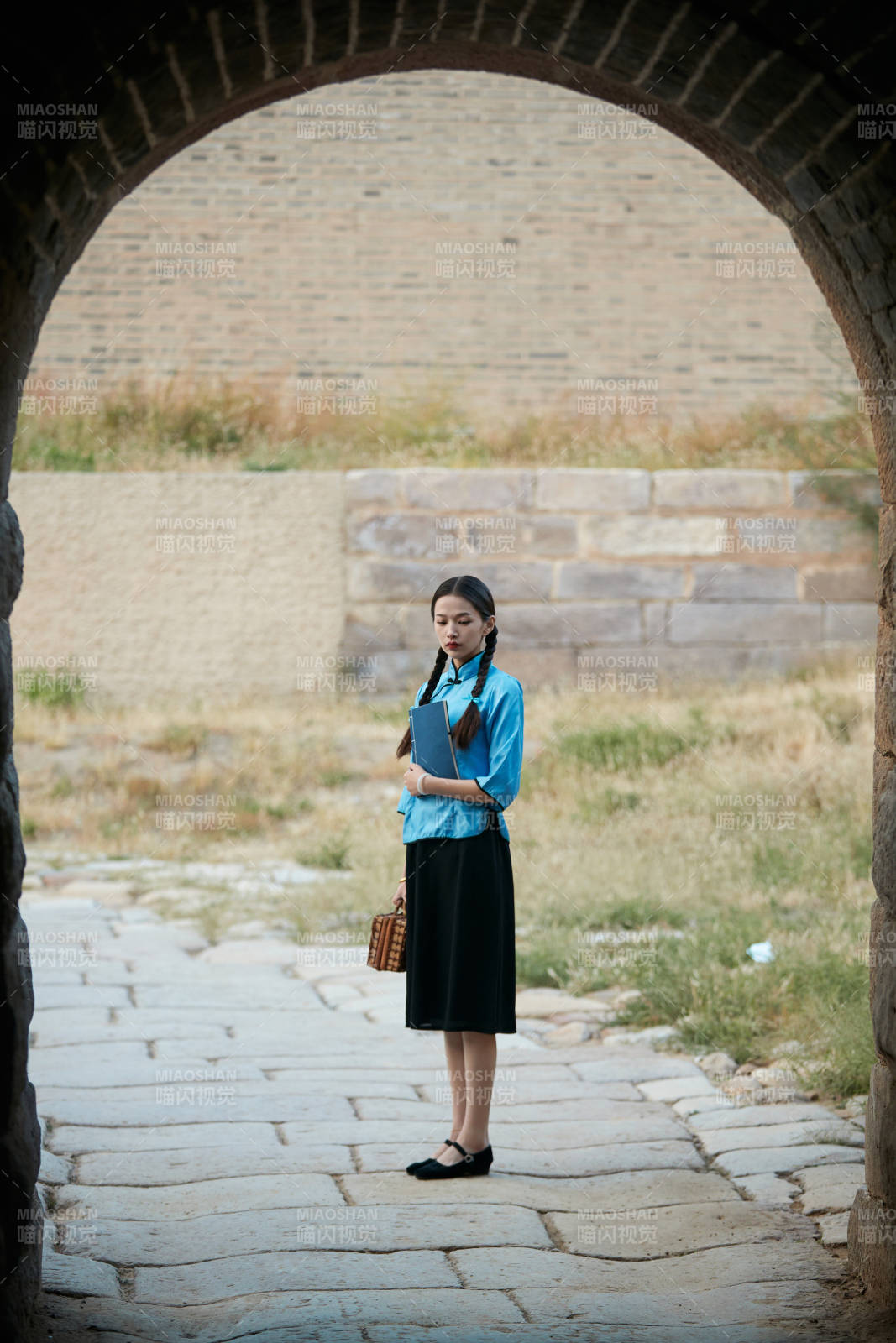 在古城身穿民國學生服飾的女大學生