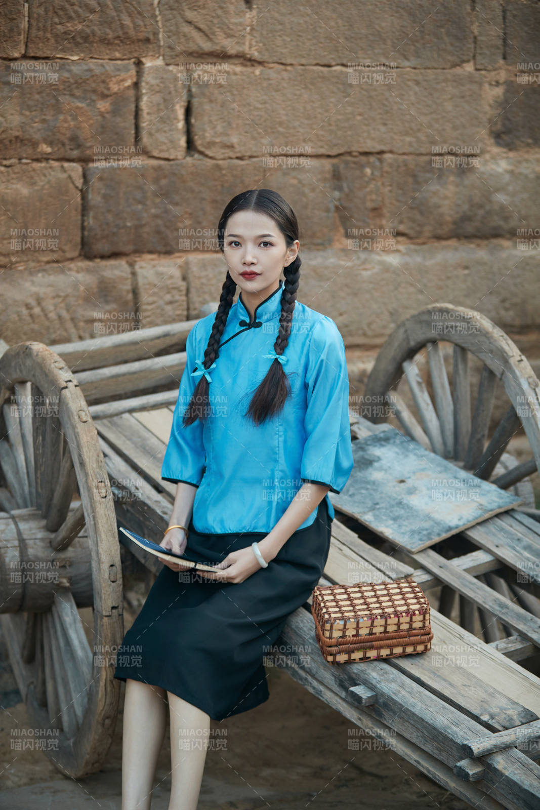 在古城身穿民國學生服飾的女大學生