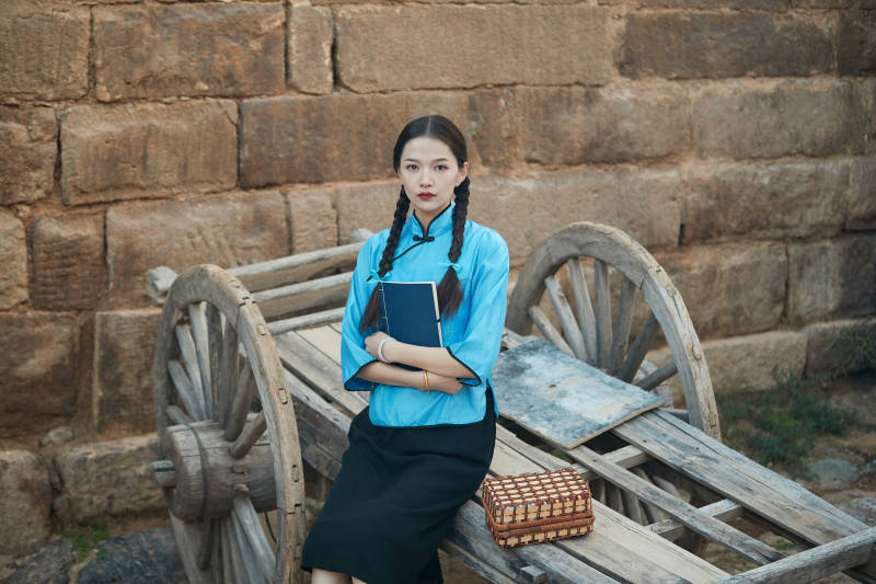 在古城身穿民国学生服饰的女大学生