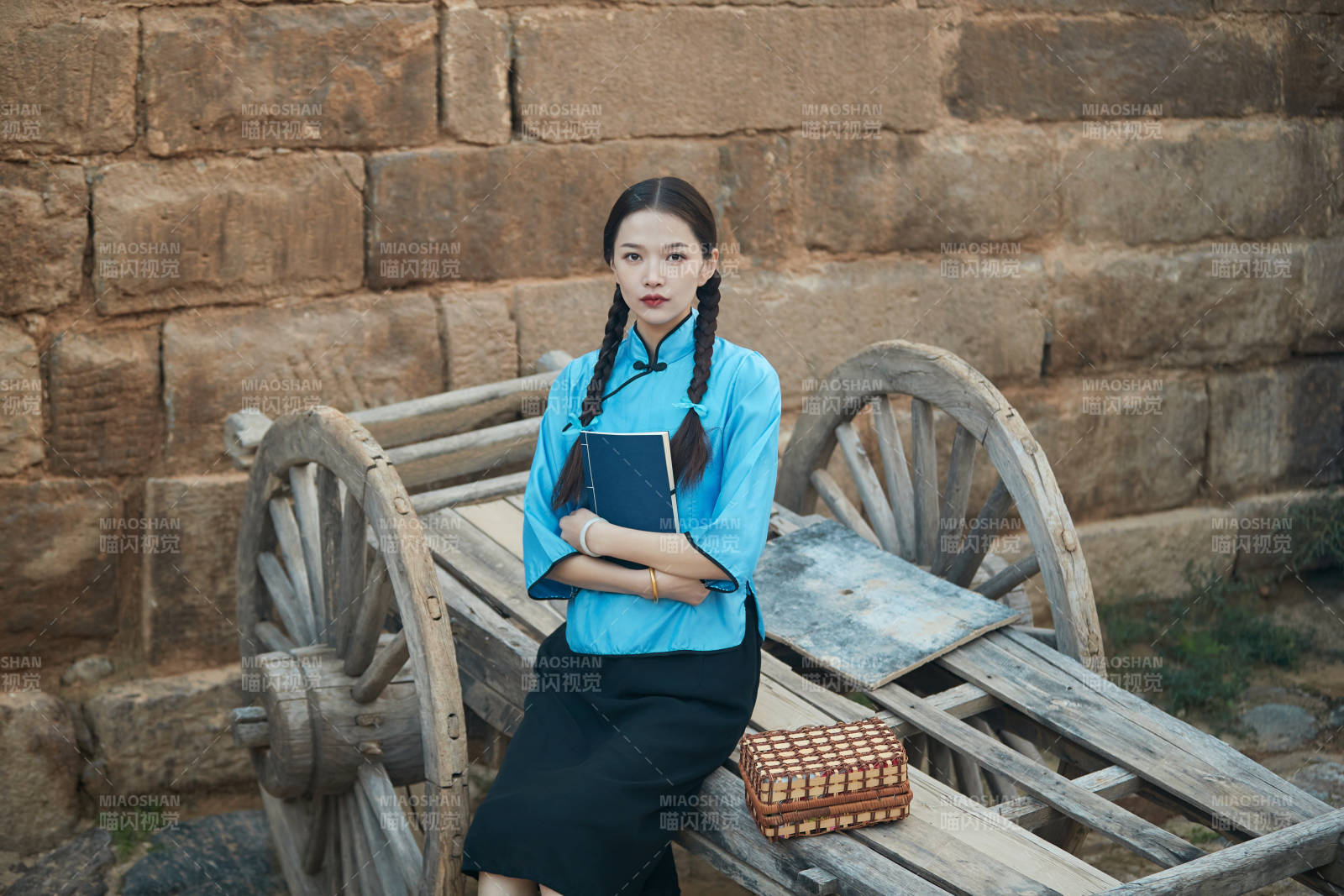 在古城身穿民国学生服饰的女大学生