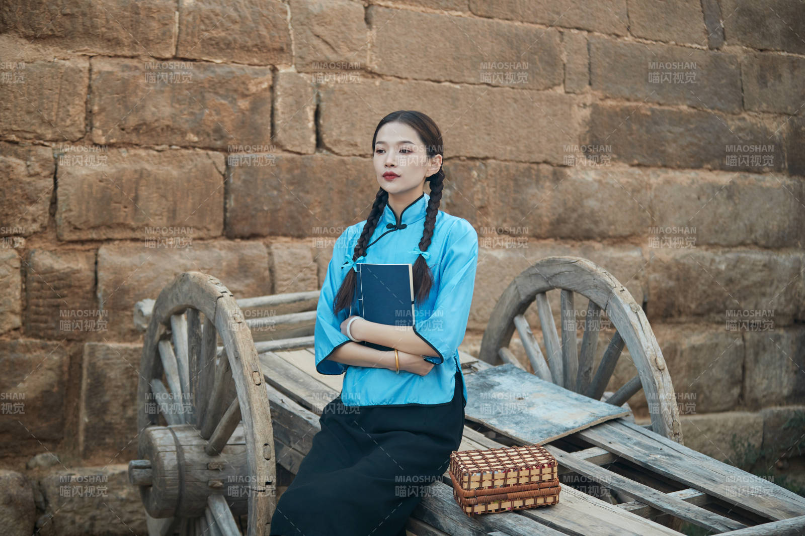 在古城身穿民国学生服饰的女大学生