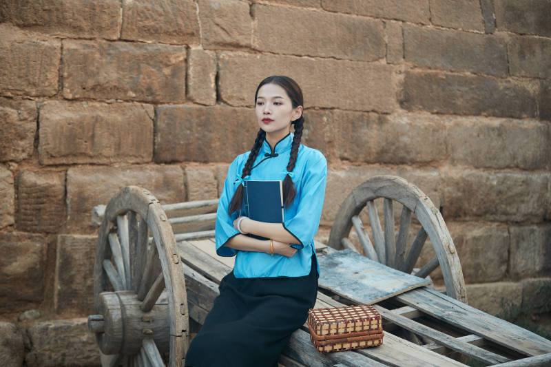 在古城身穿民国学生服饰的女大学生