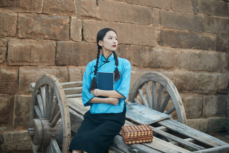 在古城身穿民国学生服饰的女大学生