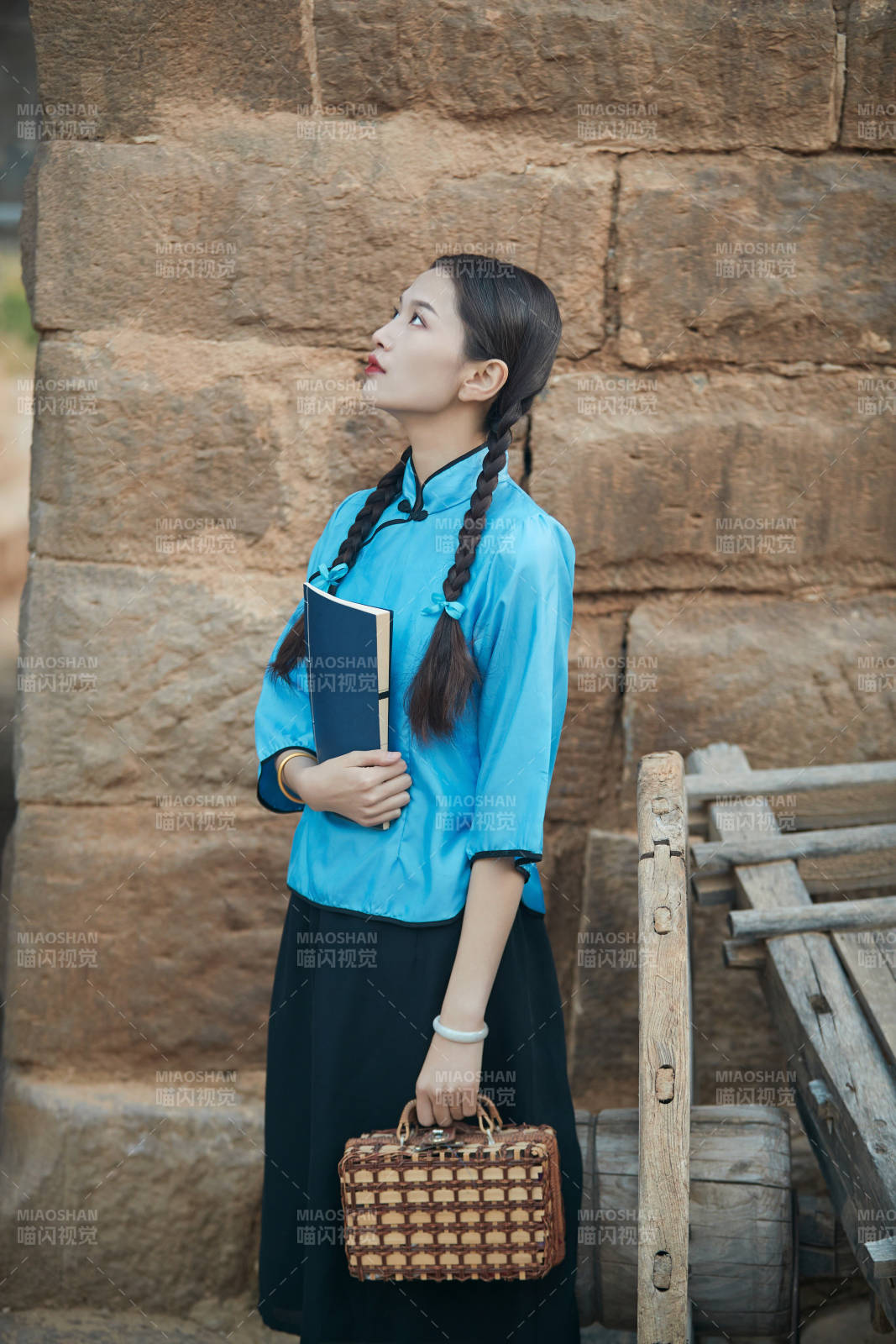 在古城身穿民國學生服飾的女大學生