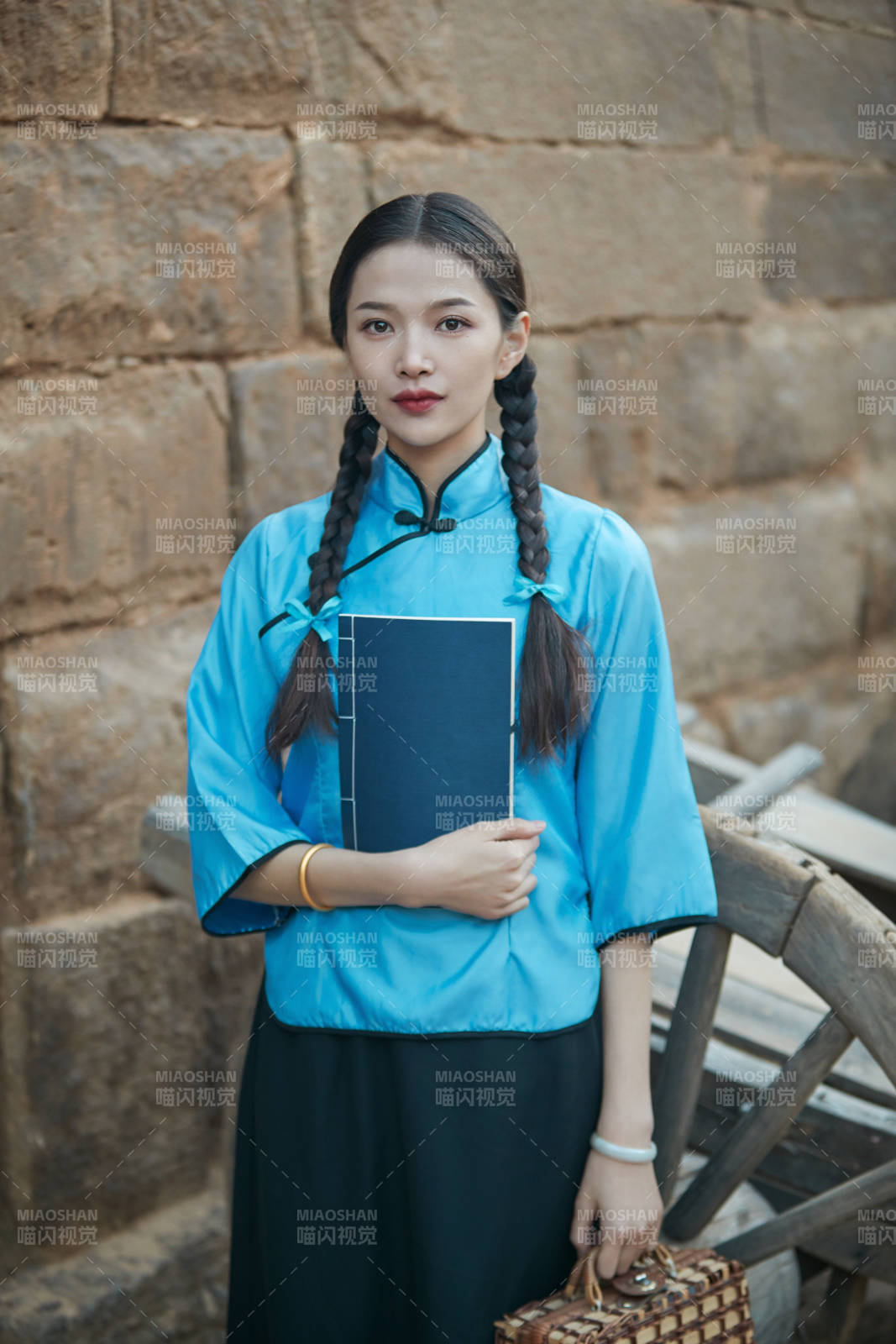 在古城身穿民國學(xué)生服飾的女大學(xué)生