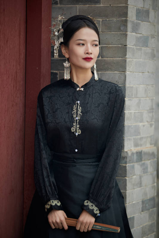 穿着中国汉族服饰马面裙的东方女性