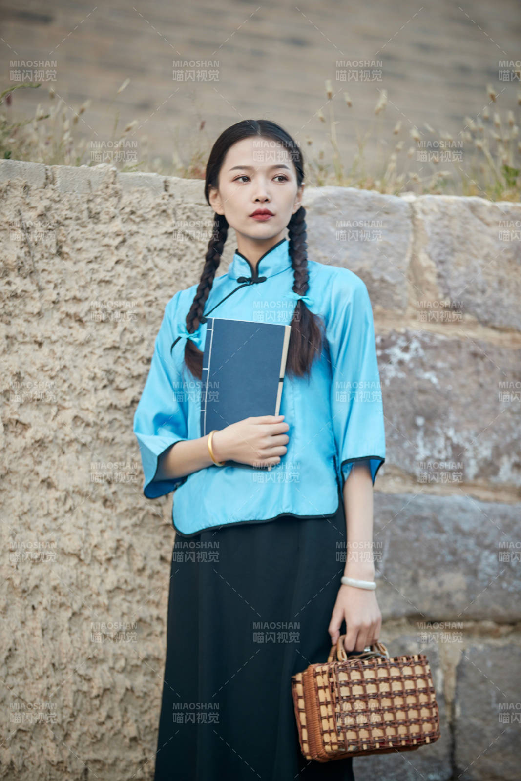 在古城身穿民國學生服飾的女大學生