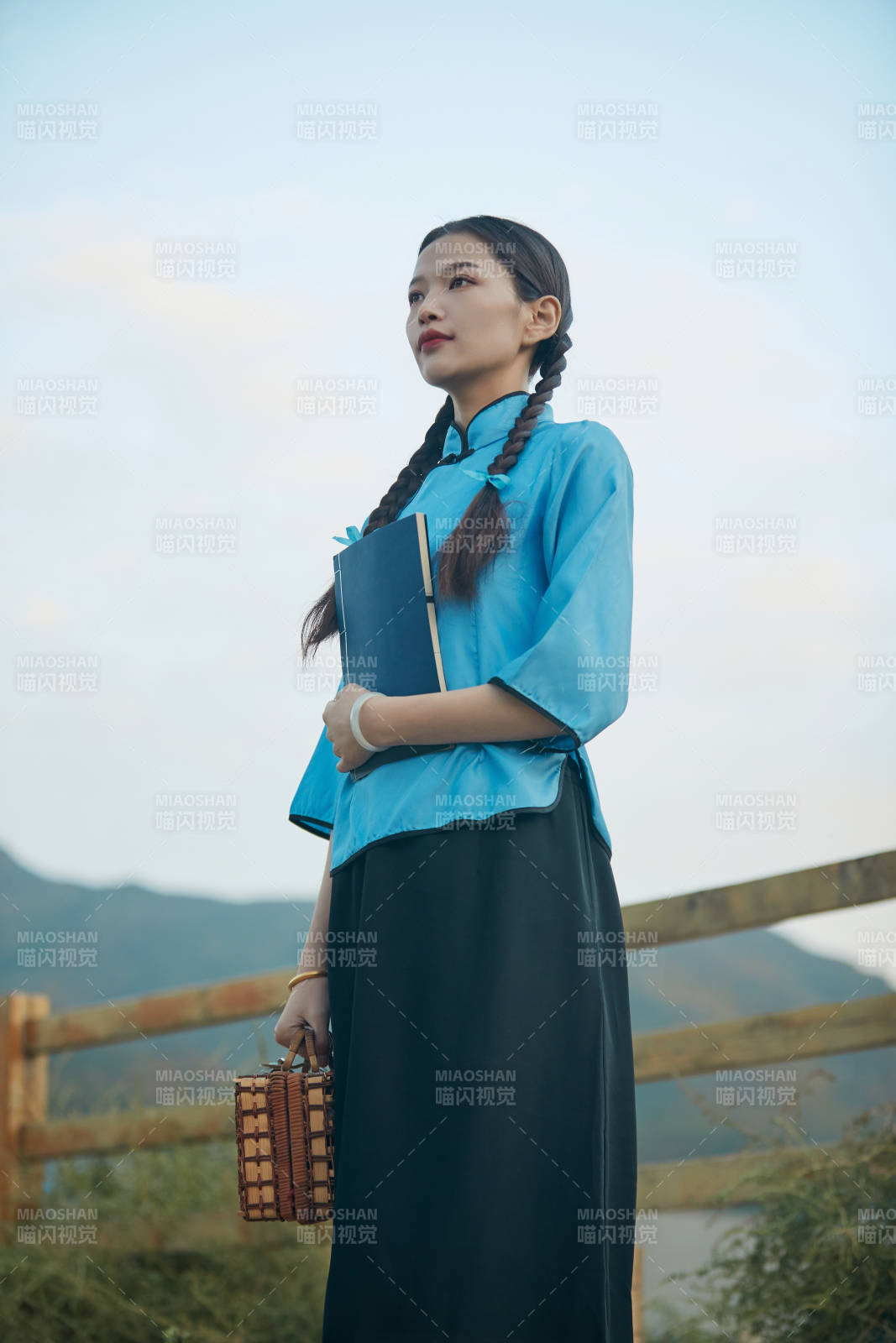 在古城身穿民國學生服飾的女大學生