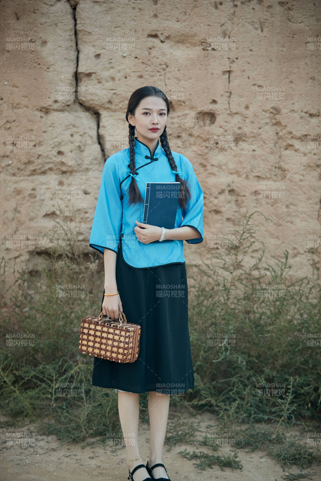 在古城身穿民國學生服飾的女大學生