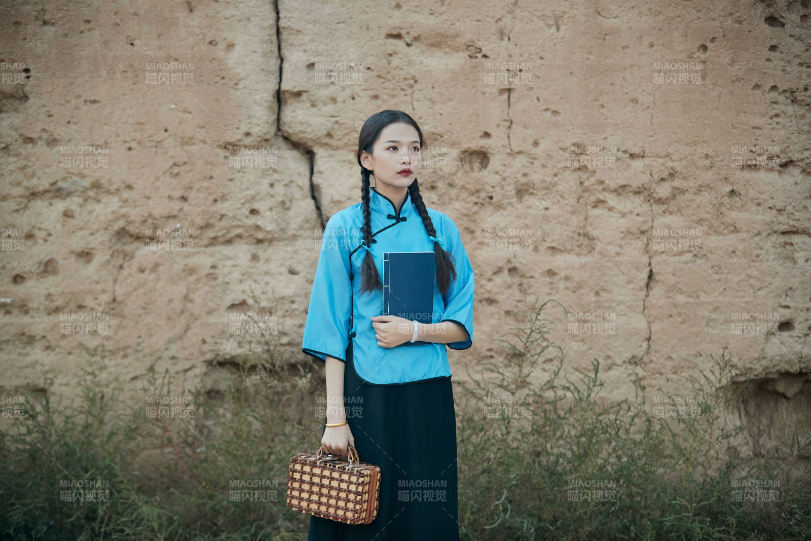 在古城身穿民國學生服飾的女大學生