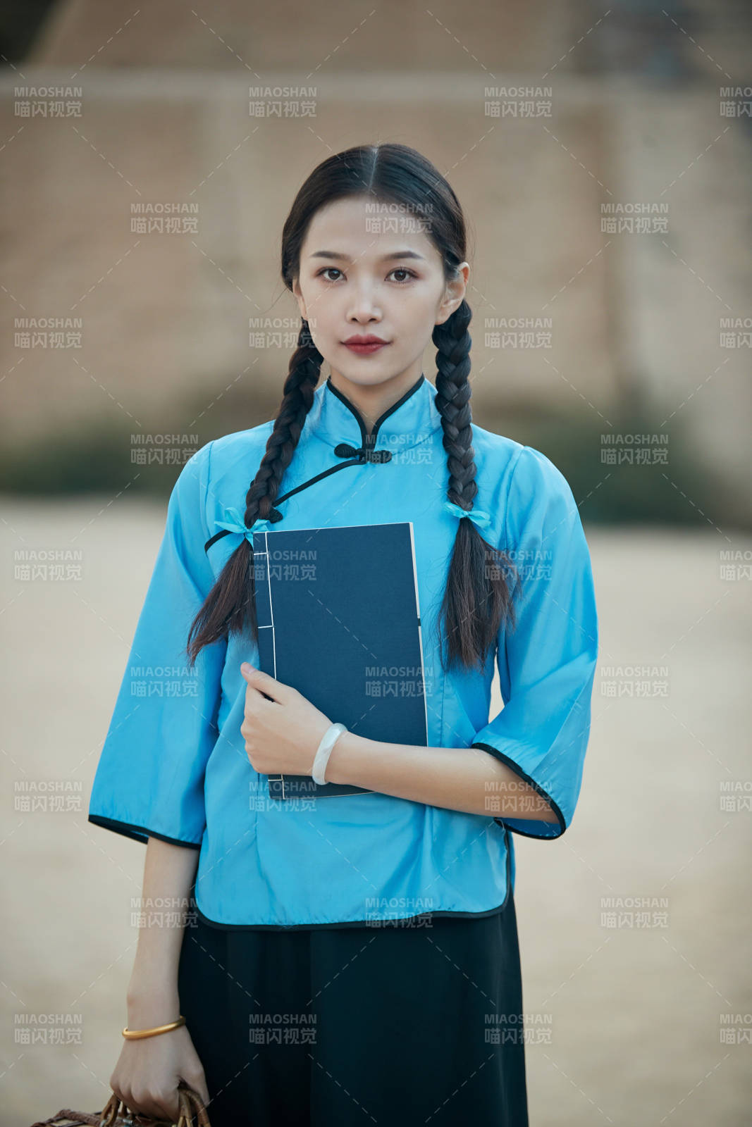 在古城身穿民國學(xué)生服飾的女大學(xué)生