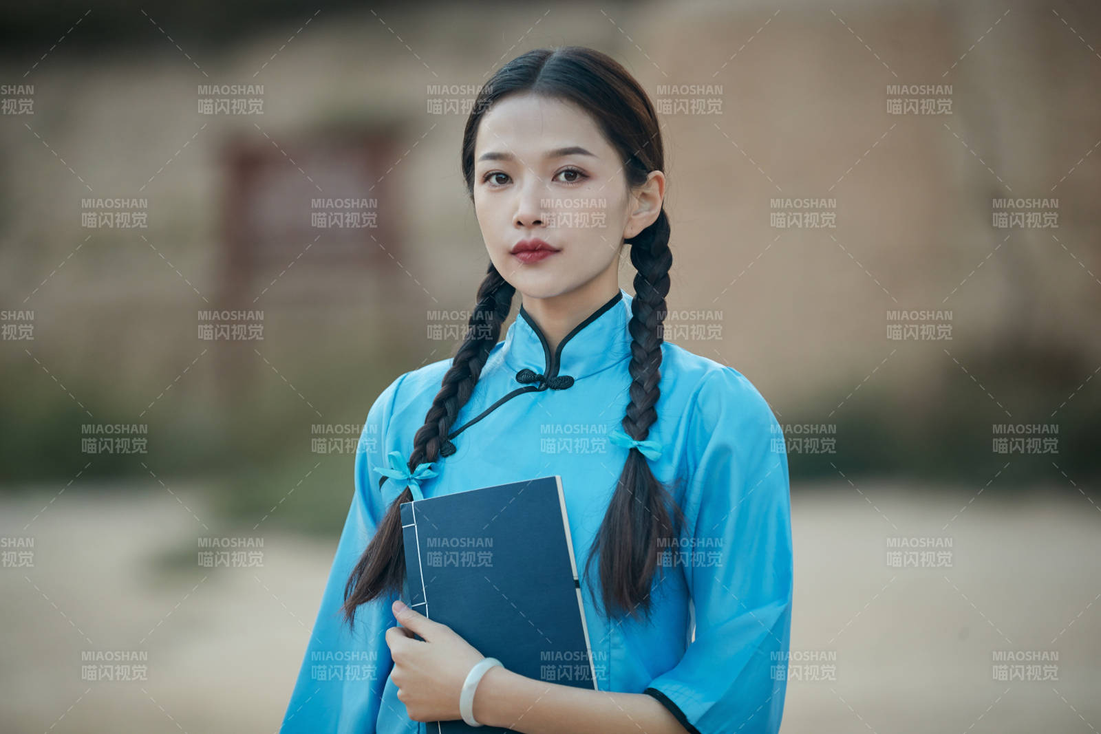 在古城身穿民國學生服飾的女大學生