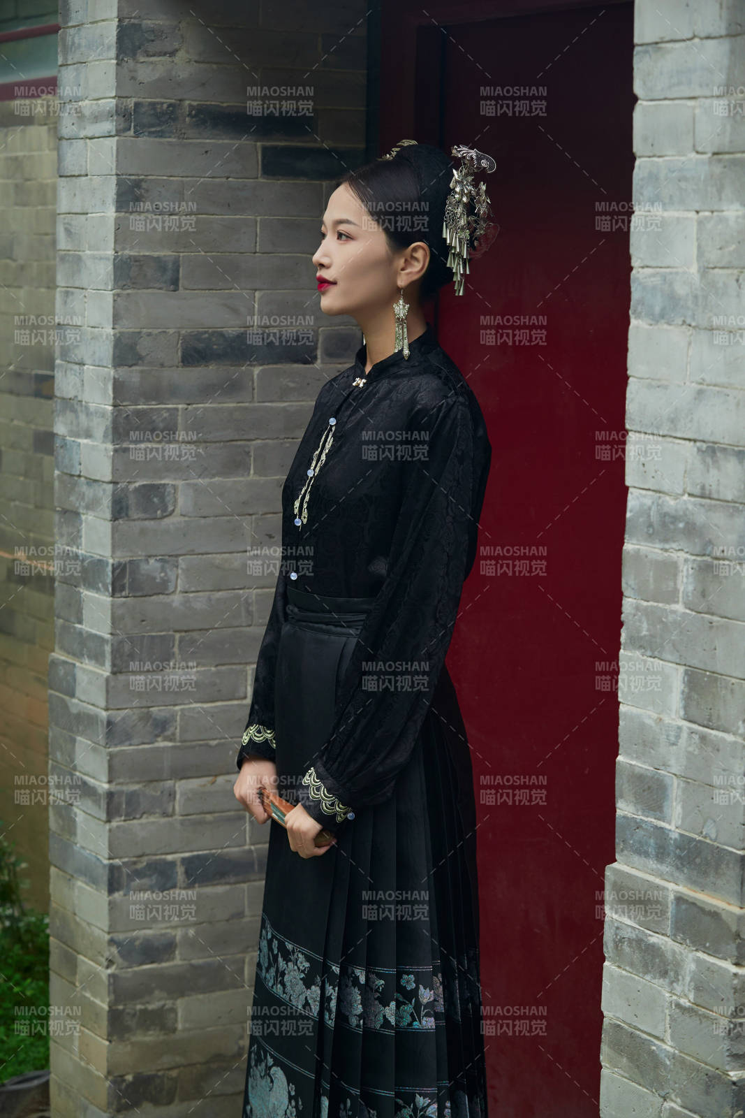 穿着中国汉族服饰马面裙的东方女性