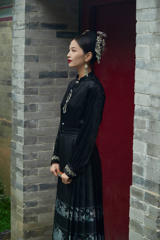 穿着中国汉族服饰马面裙的东方女性