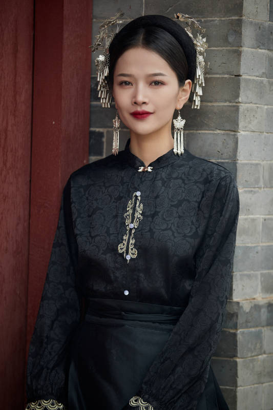 穿着中国汉族服饰马面裙的东方女性