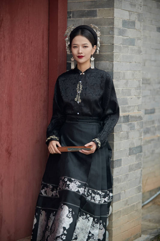 穿着中国汉族服饰马面裙的东方女性