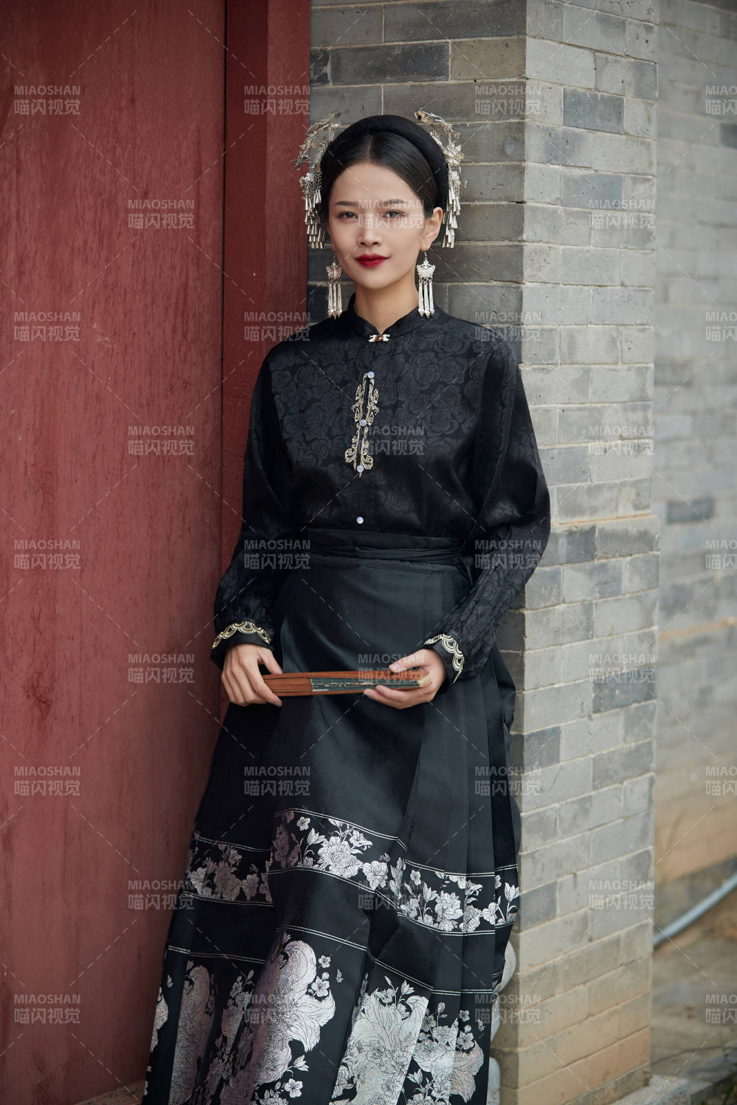 穿着中国汉族服饰马面裙的东方女性