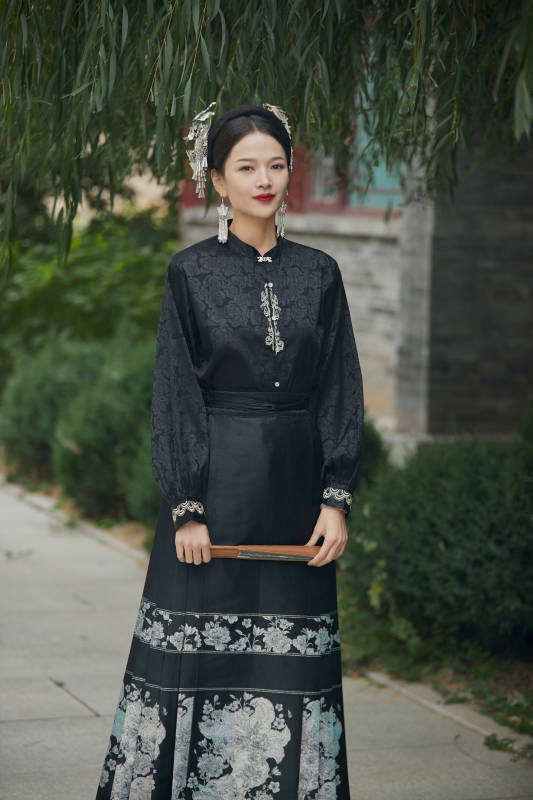 穿着中国汉族服饰马面裙的东方女性